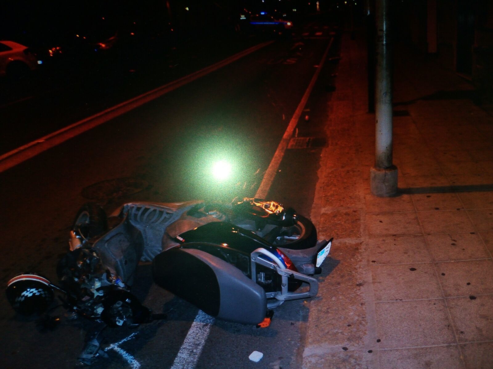 Scontro tra due scooter nella notte in via Sonnino: feriti tre giovani