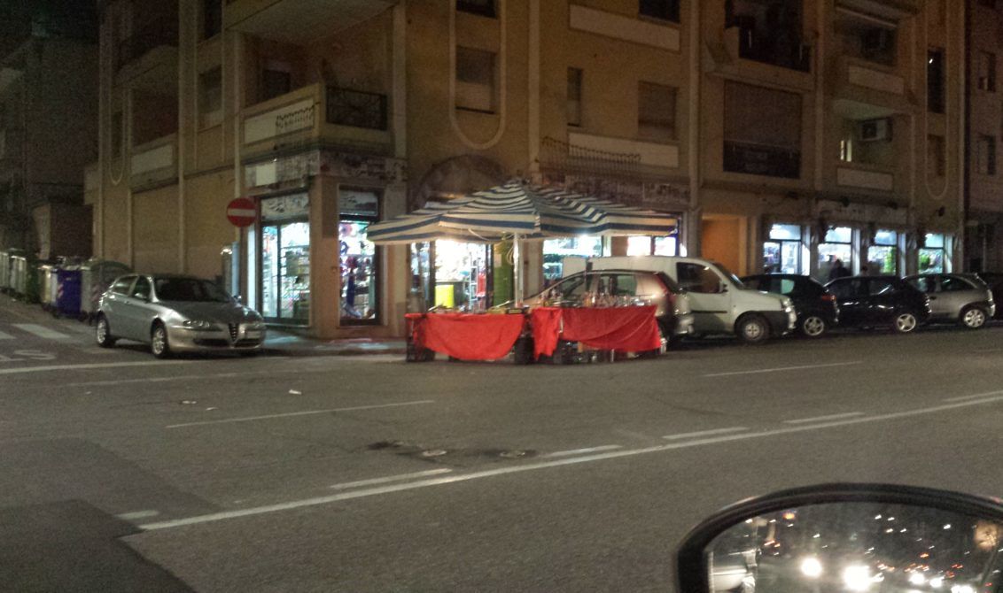Cagliari, zero regole nei mercatini all’aperto. “Trionfo dell’abusivismo, c’è anche spaccio di droga”