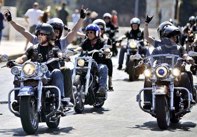 Rombo di motori, duecento Harley Davidson invadono Cagliari