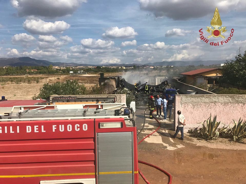 Selargius, incendio distrugge baracca: cagnolino muore carbonizzato