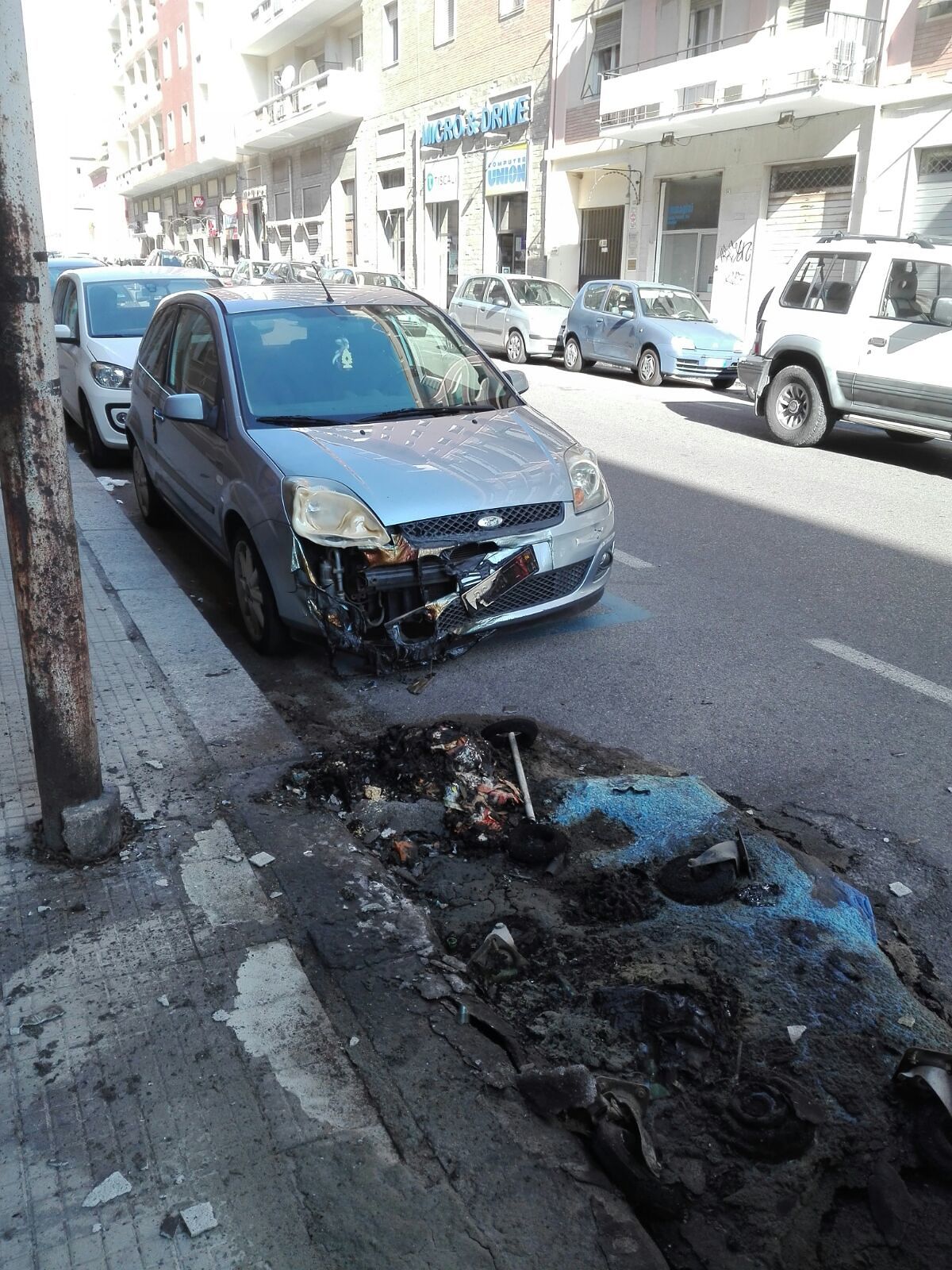 Auto distrutta dalle fiamme dei vandali: “Ci hanno chiesto di pagare il parcheggio”
