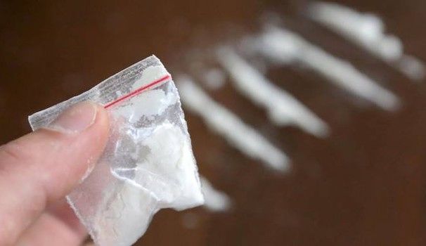 Sorpreso con un 1 grammo di cocaina si scaglia contro i carabinieri: arrestato