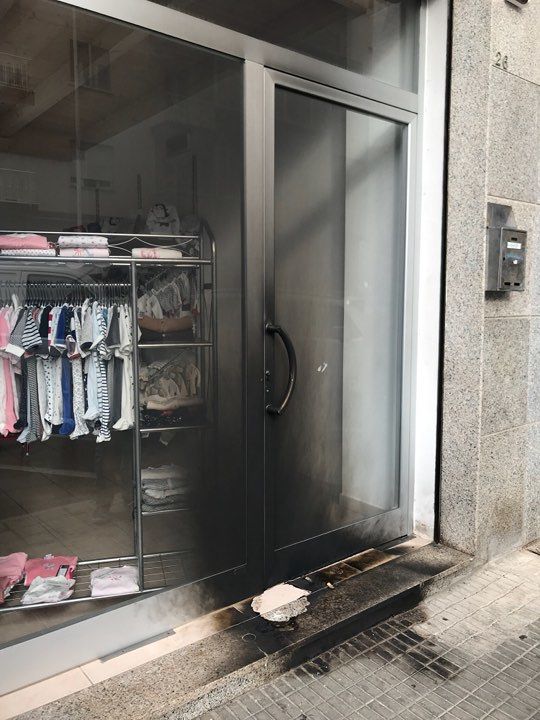 Via Chiano, fiamme al negozio per bimbi: “Attentato per gelosie”
