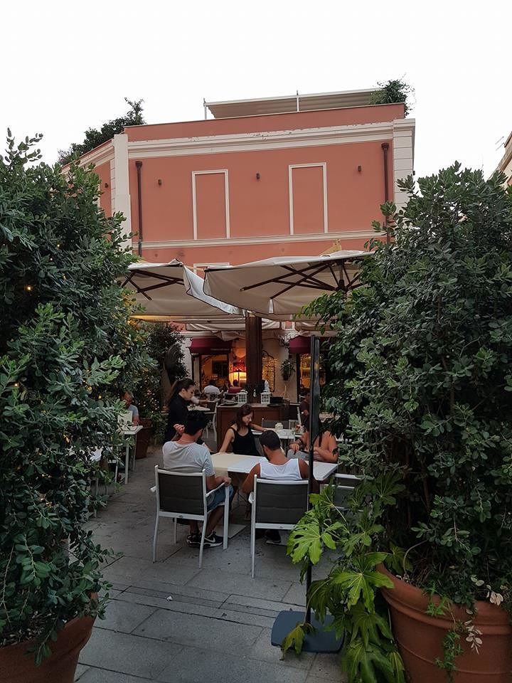 Cagliari, addio al bar gioiello di via Sulis: il commercio “crocifisso”