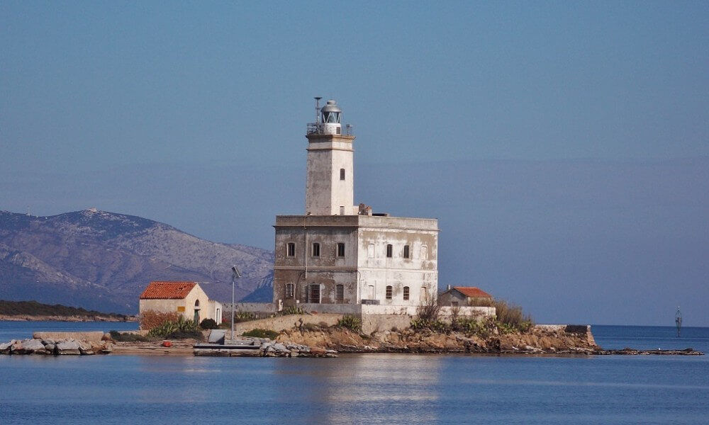 Sardegna, il fascino dei vecchi fari: via al recupero con percorsi pedonali e religiosi