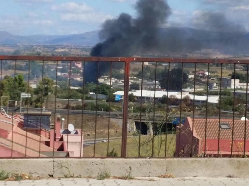 Mulinu Becciu tra fumi tossici e veleni. Residenti disperati: “Non ce la facciamo più”