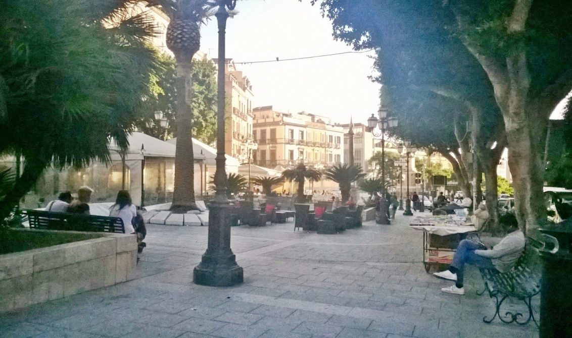 Cagliari, strage di multe in piazza Yenne: locali di nuovo nel mirino