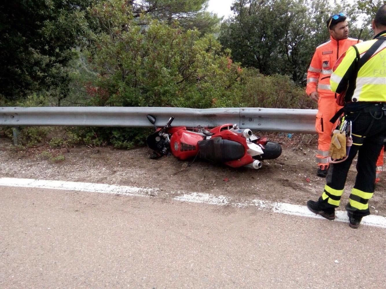 Perde il controllo della moto e finisce sul guardrail: grave centauro austriaco