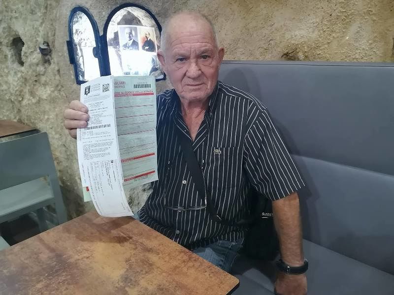 Strage di multe in piazza Yenne: “Abbiamo pagato, ora sanzionate anche i veri abusivi”