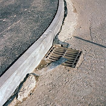 Quartu, inciampa in un tombino a cui manca una griglia e cade rovinosamente