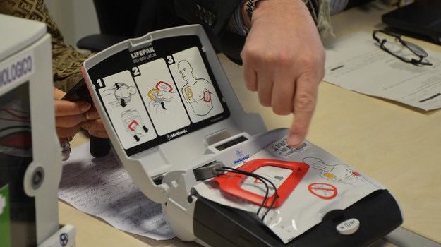 Bimbo lotta per la sua cardiopatia, imprenditrice cagliaritana gli dona un defibrillatore