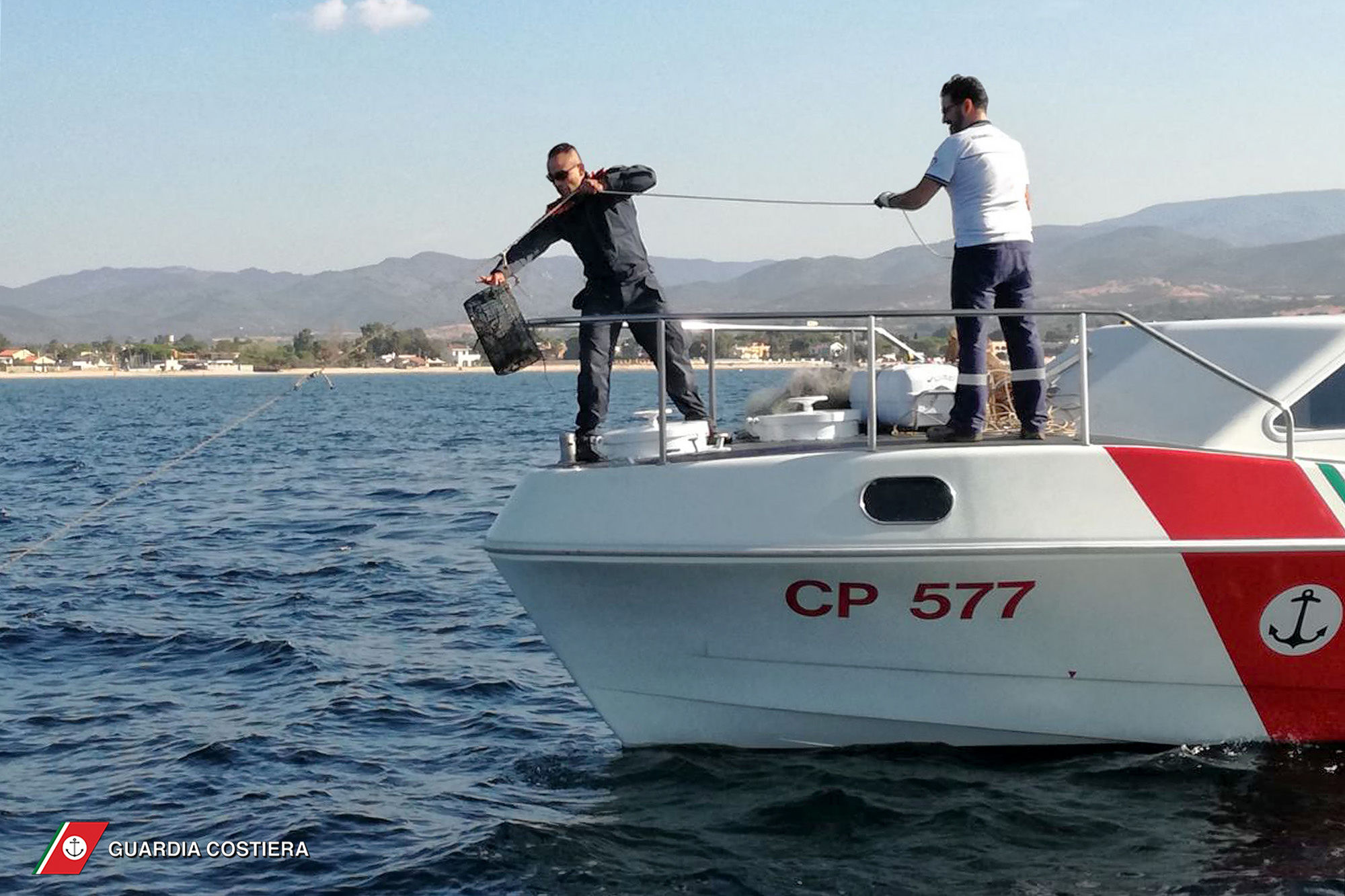 Poetto, scoperta una rete da pesca clandestina di 1 km: pericolo per i bagnanti