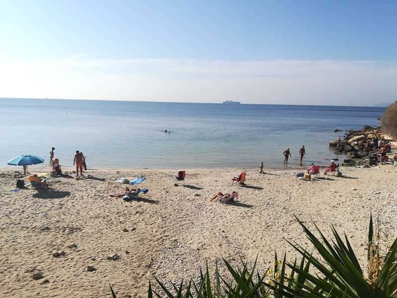 Piena estate a fine settembre. La “perla” Calamosca meta di cagliaritani e turisti