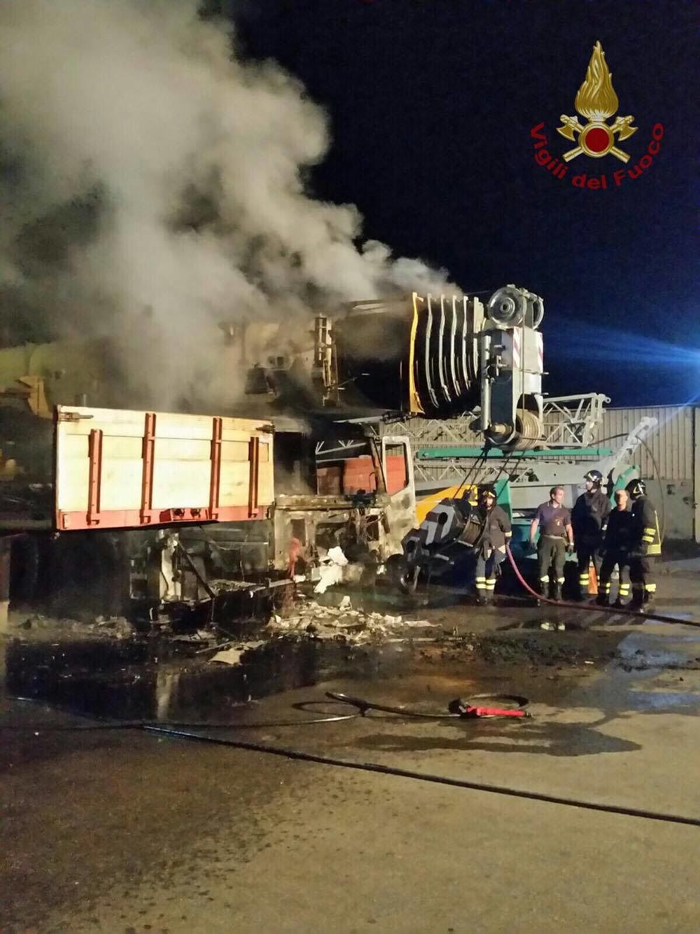 Una gru va a fuoco ad Assemini, notte impegnativa per i vigili del fuoco
