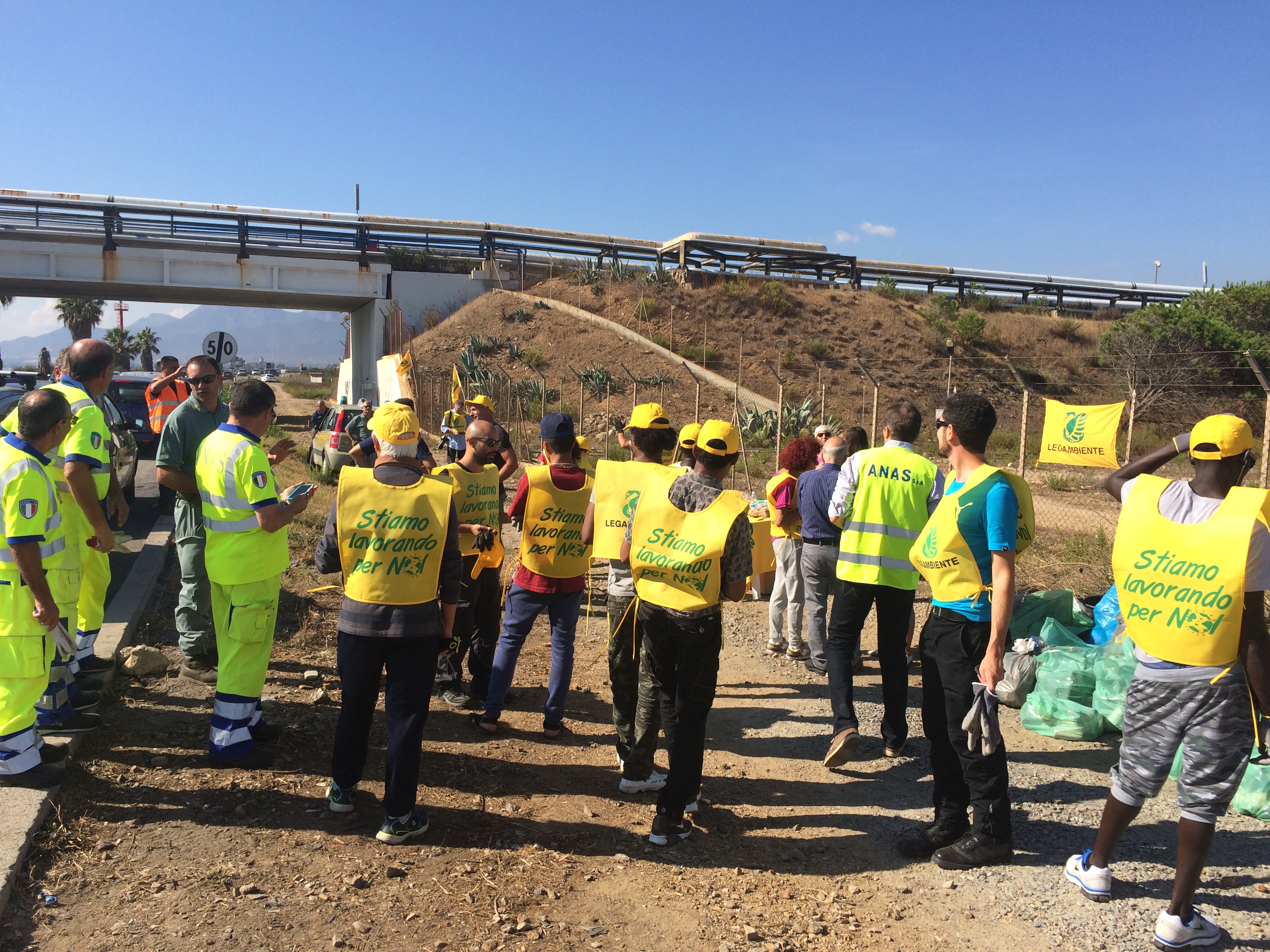 Grandi lavori di pulizia sulla Sulcitana, piazzole come discariche a cielo aperto