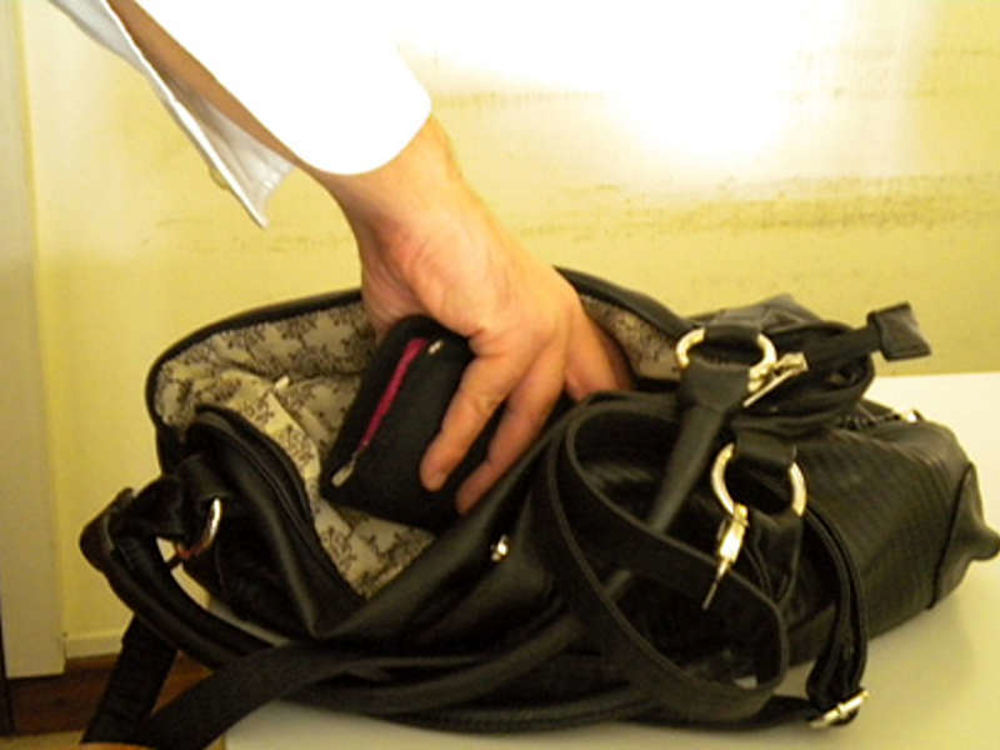 Cagliari, ruba la borsetta a una ragazza in un locale: arrestato 24enne algerino