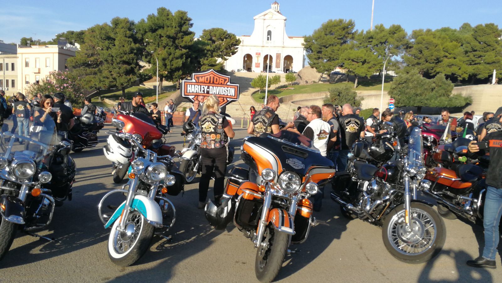 Un fiume di Harley Davidson nel cuore di Cagliari: “Beni beniusu!”