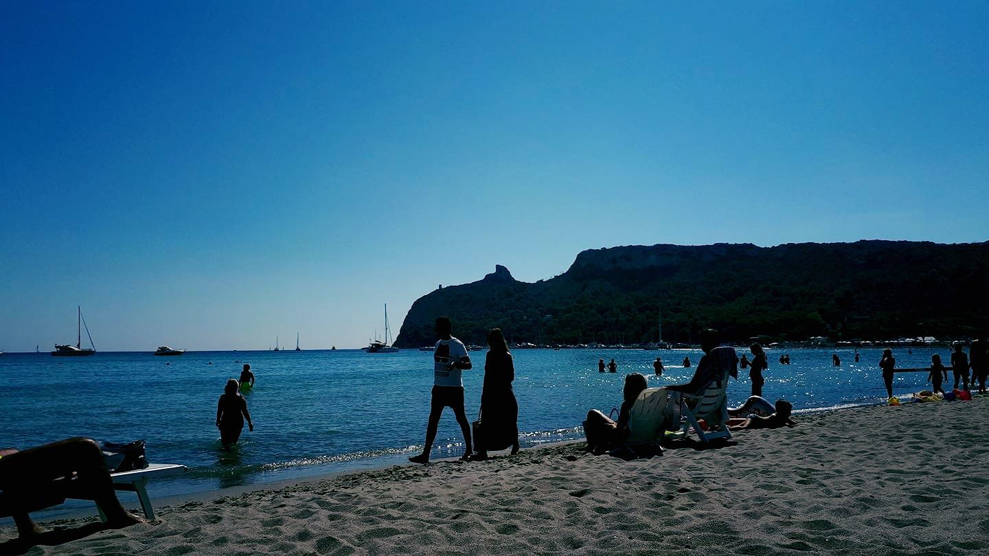 Cagliari, fine settembre magico al Poetto: centinaia di bagnanti