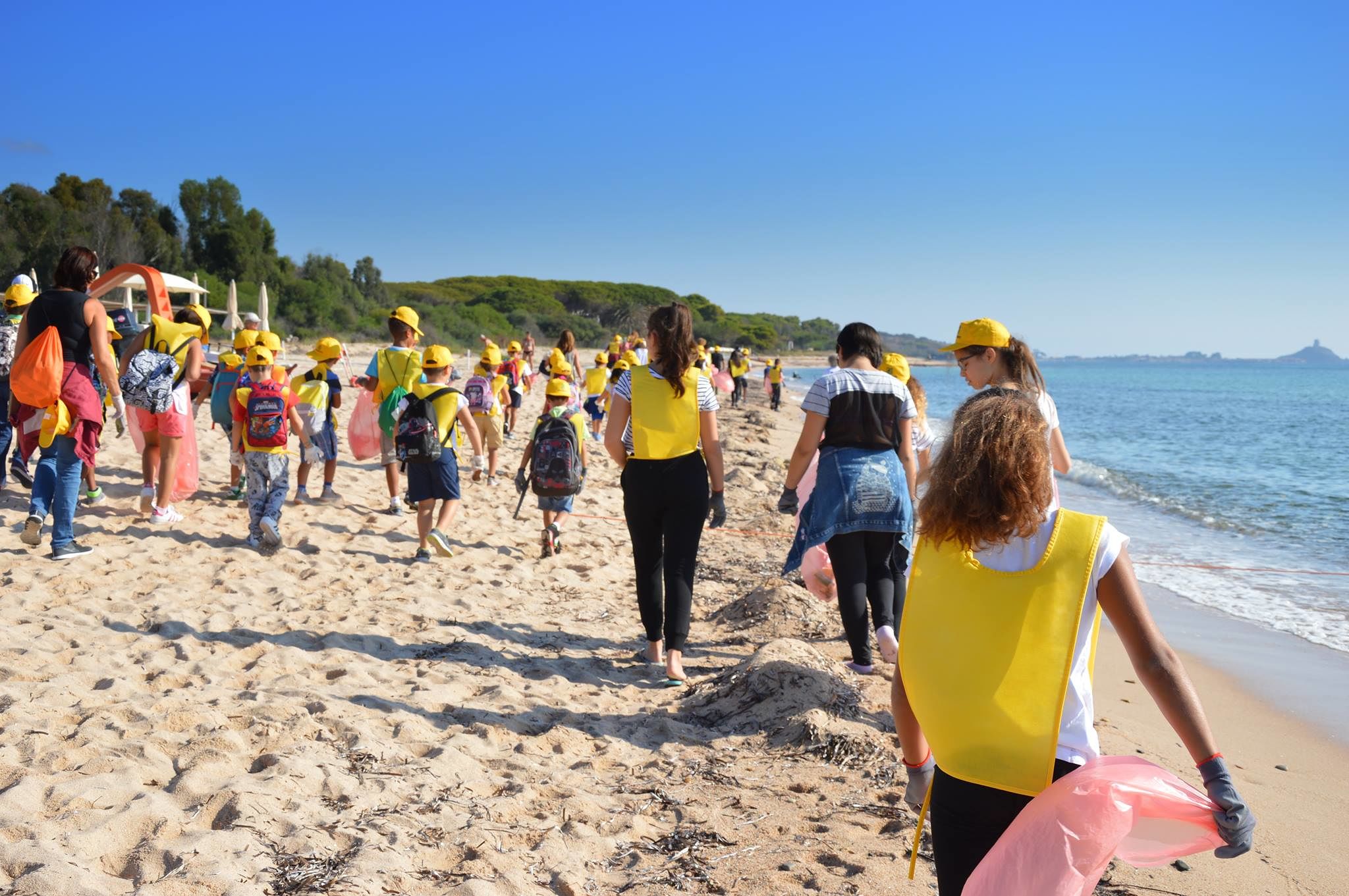 Pula, i bambini con i genitori puliscono le spiagge: via le sigarette
