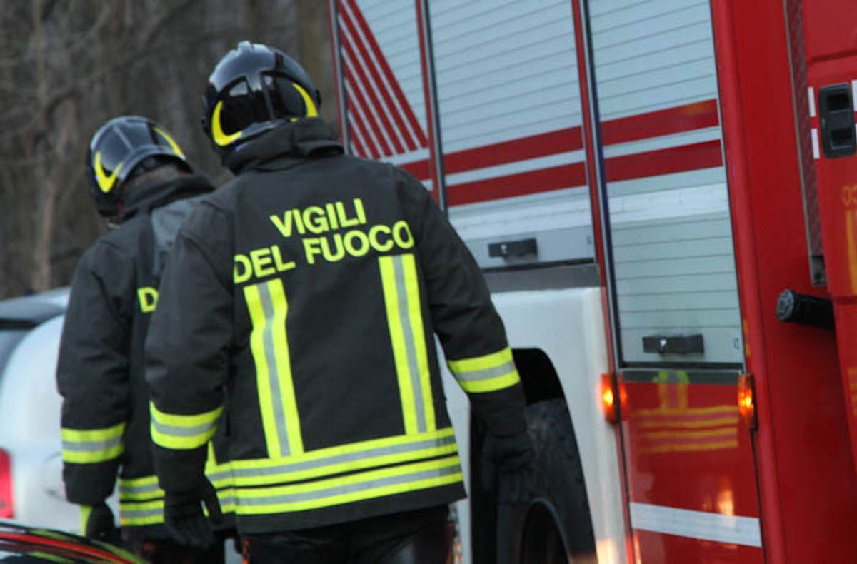 Via Angioy, fiamme nella notte in una tabaccheria: il rogo è doloso