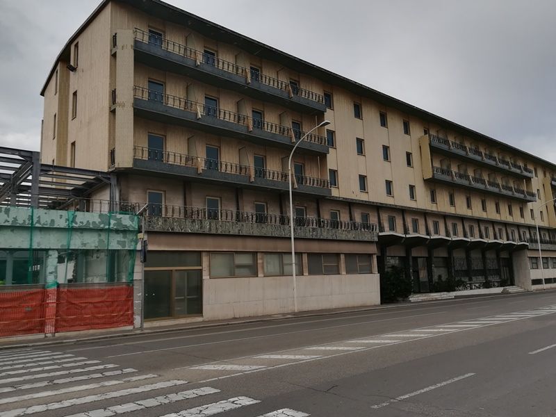 Lavori al palo e degrado, la grande incompiuta dell’hotel Mediterraneo