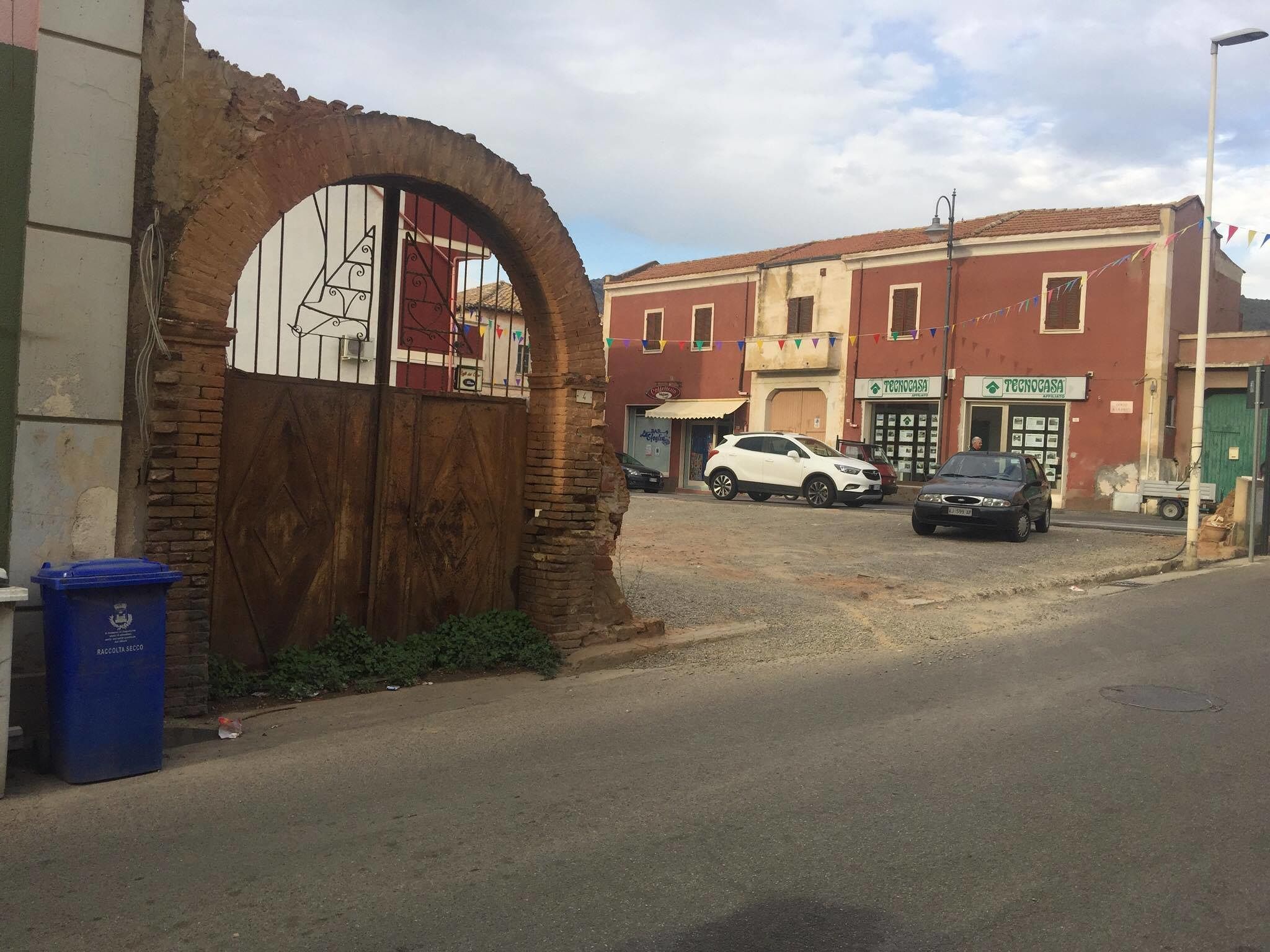 Capoterra, nuova piazza in sanpietrini con l’opera di Gianni Marongiu