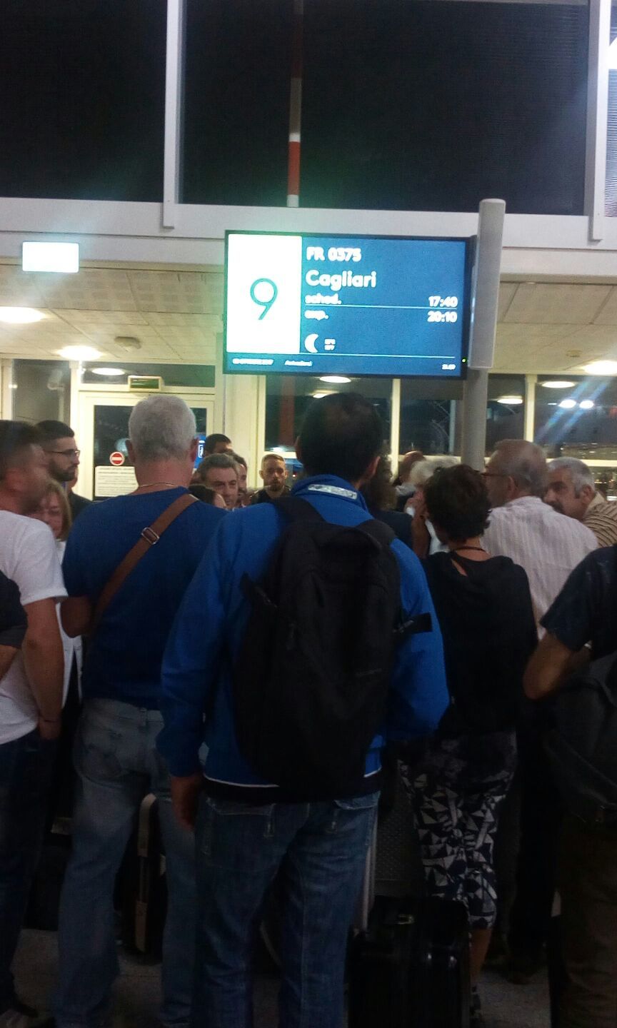 Caos Ryanair, volo flop: decine di cagliaritani bloccati nella notte a Catania