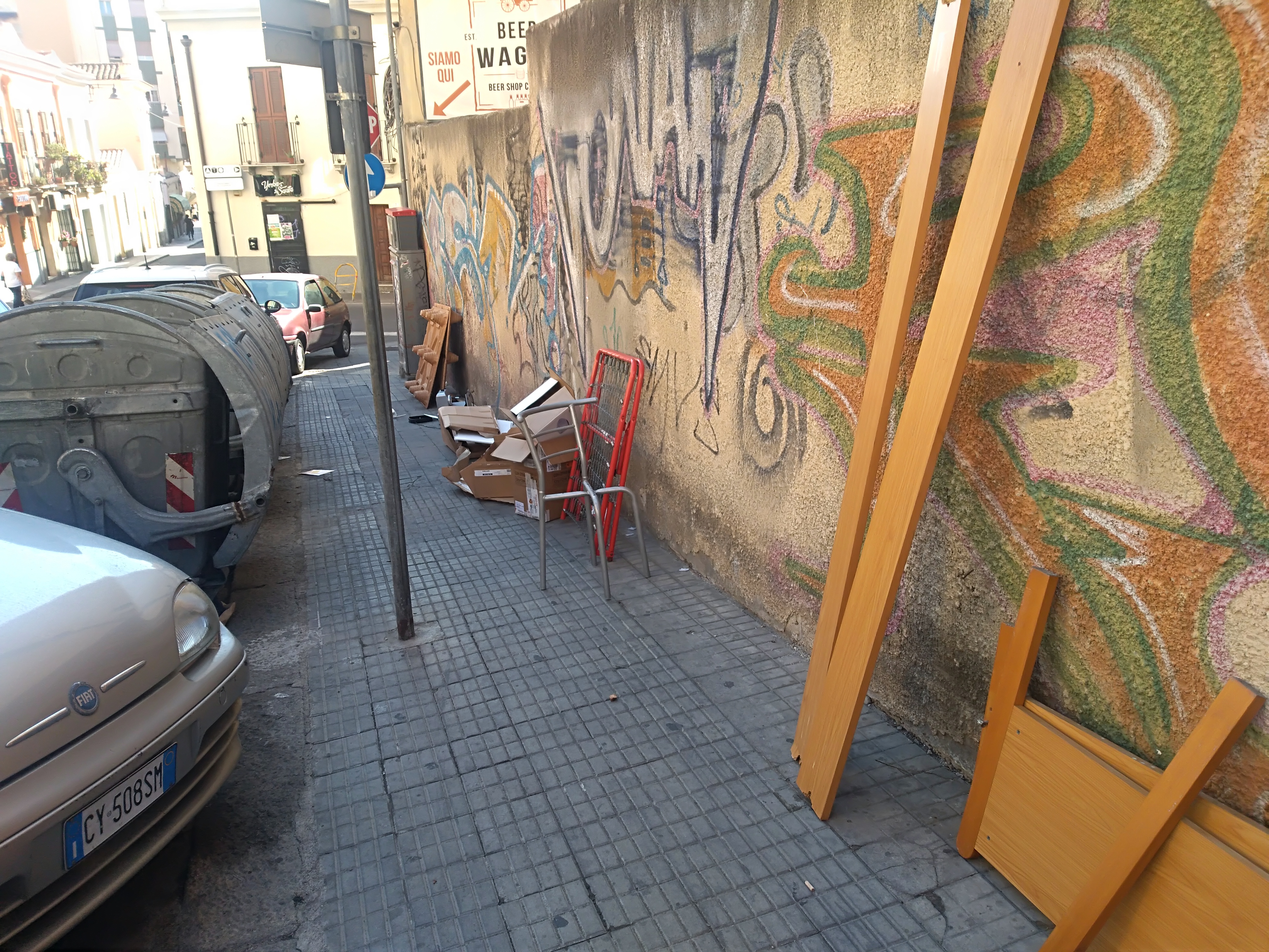 Via Iglesias violata da rifiuti in strada, “troppi cittadini se ne fregano di regole e doveri”