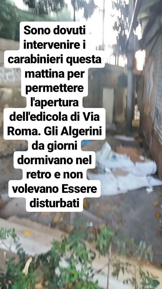 Piazza Amendola, gli algerini fermano l’apertura dell’edicola: arrivano i carabinieri