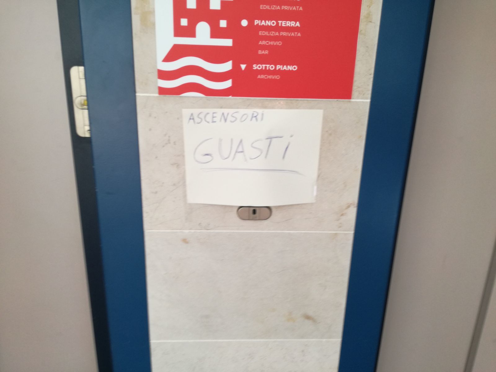 Comune, ascensori guasti in via Sauro, uffici inaccessibili per i disabili: “Vergognoso”