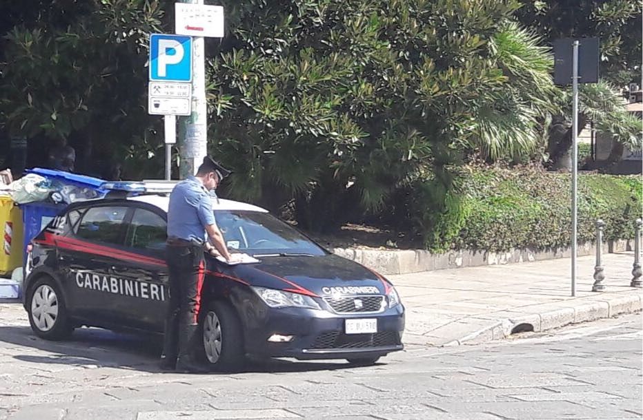 Ruba una borsa e scappa: 23enne bloccato sull’autobus e arrestato