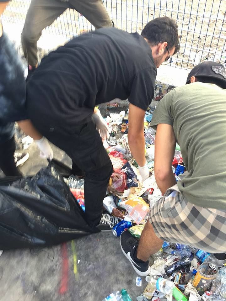 Skate park ad Assemini, un letamaio: i ragazzi se lo puliscono da soli