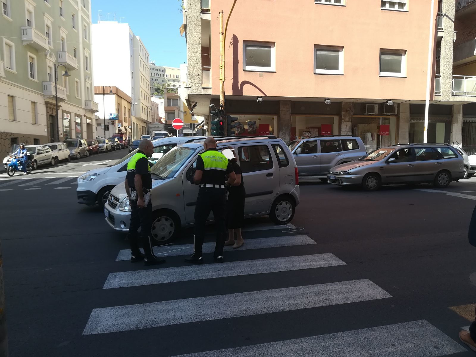 Auto contro moto in via Sonnino, giovane centauro ferito a una gamba