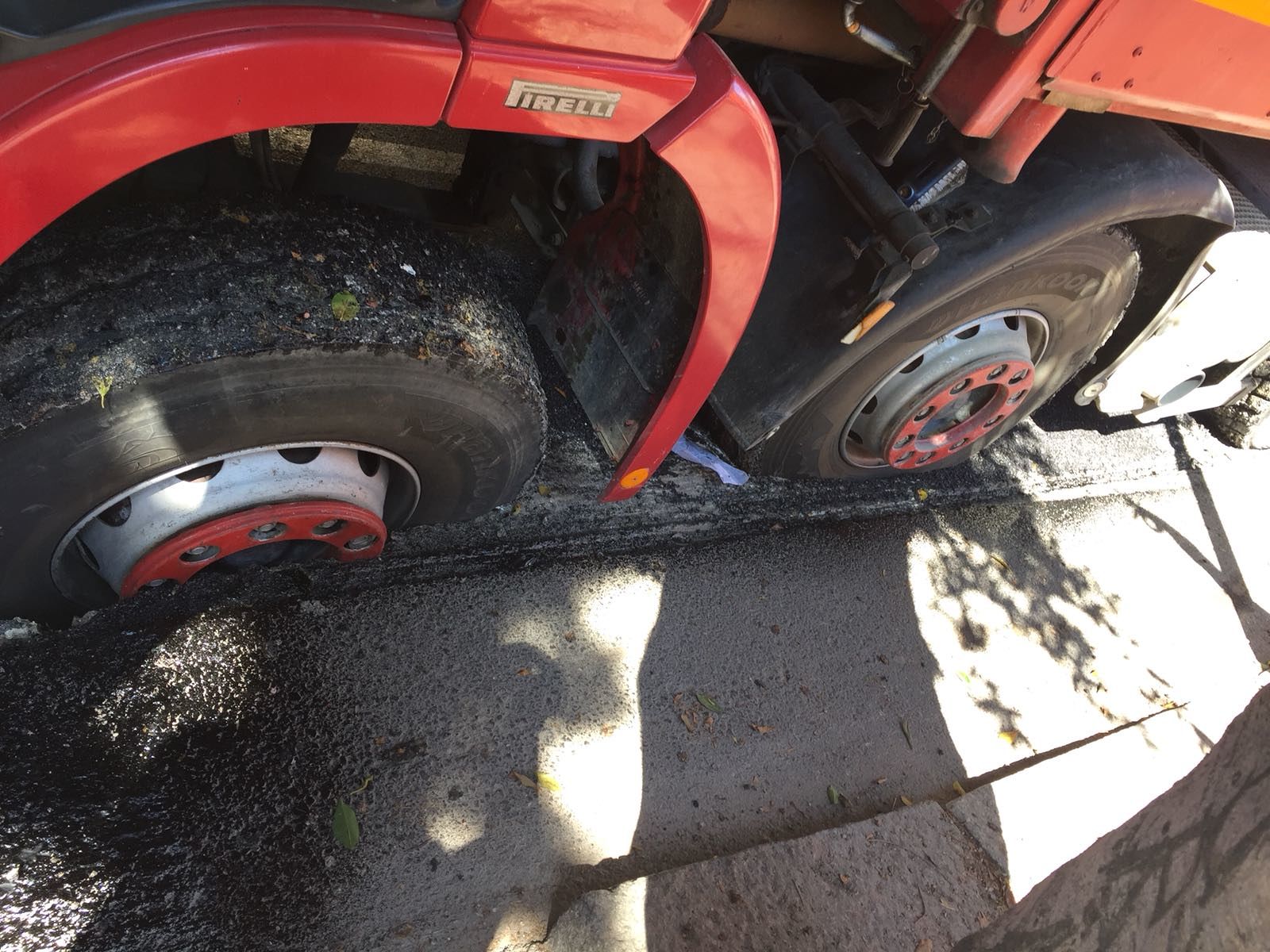 Cagliari, cede l’asfalto in viale Merello: camion sprofonda