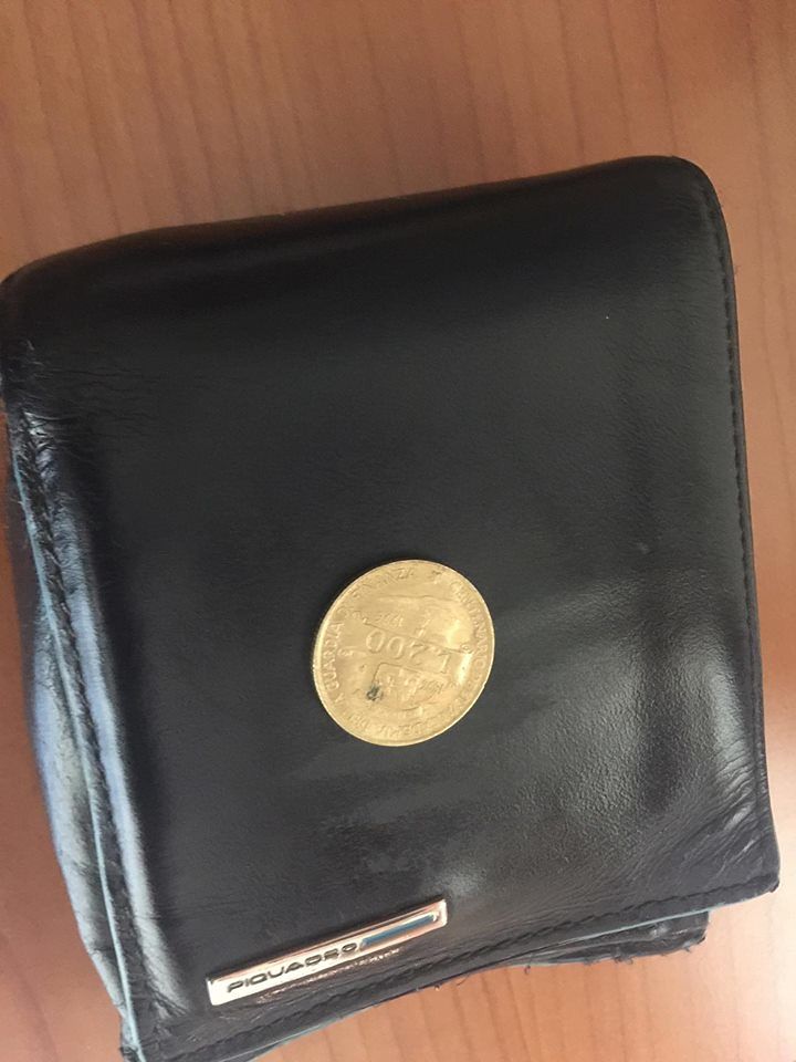 Cagliari, l’ultima beffa nei negozi: “Monete da 200 lire al posto degli euro”