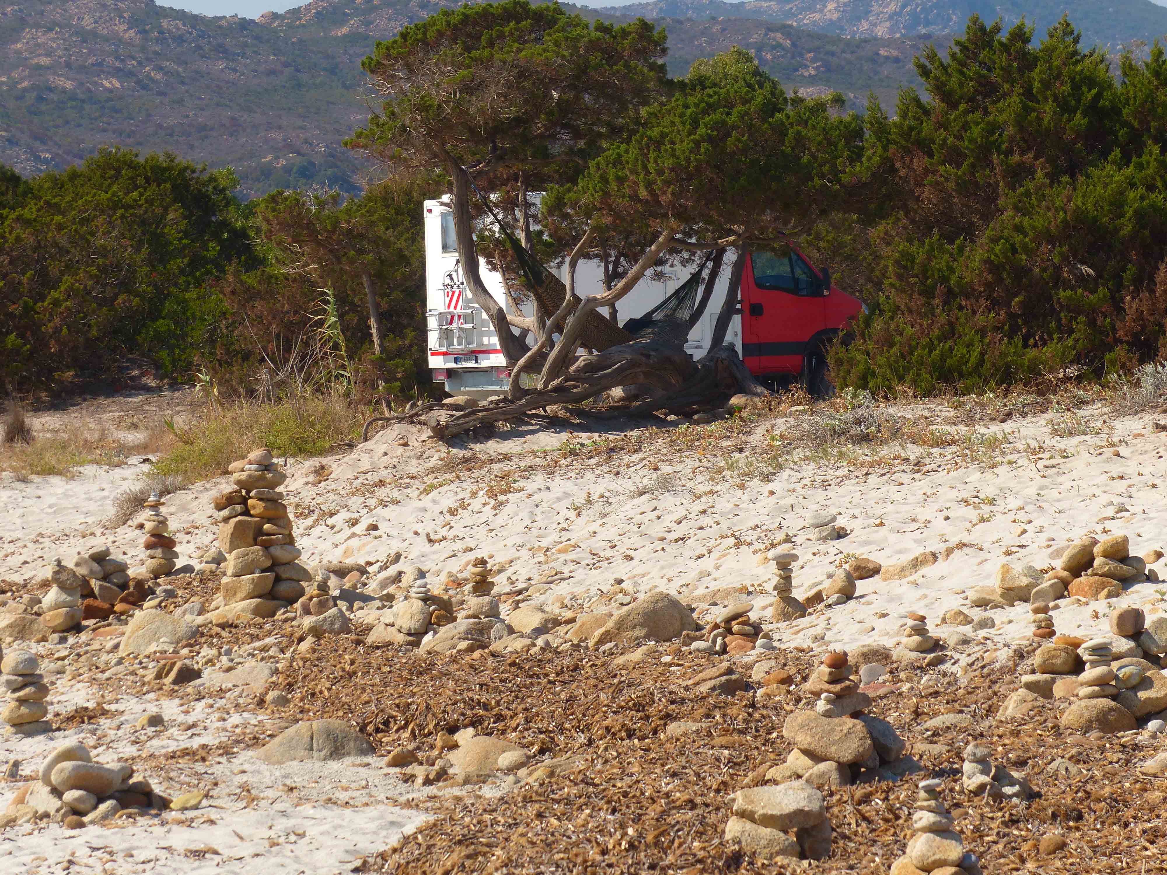 Super cafoni in camper sulle dune della Sardegna: lo scempio continua
