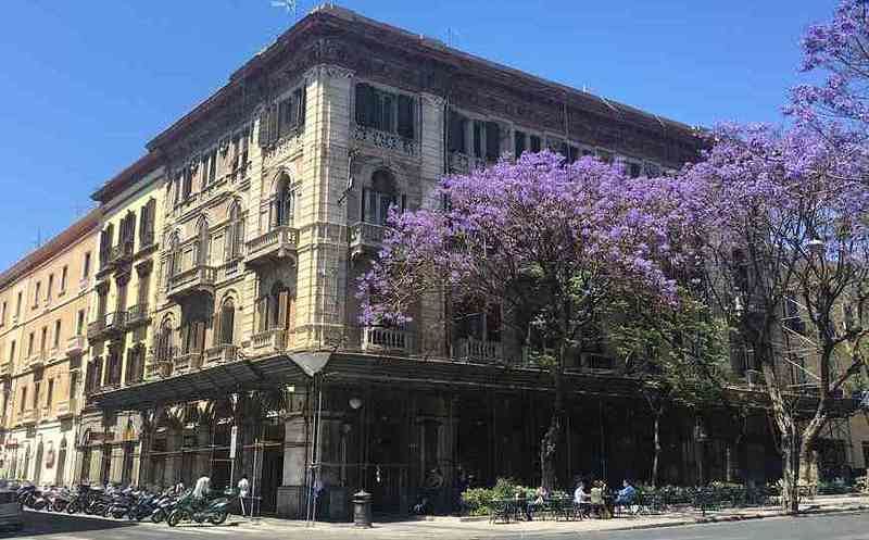 Palazzo Accardo venduto a noto caseificio. Scoppia la polemica