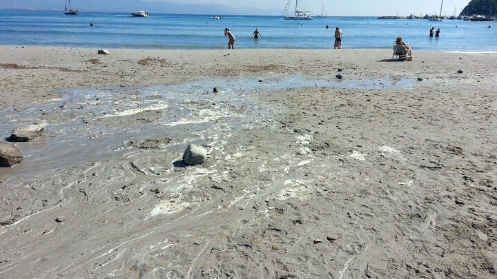 Allarme degrado al Poetto:”Da giorni fuoriesce acqua putrida da un bagno pubblico”
