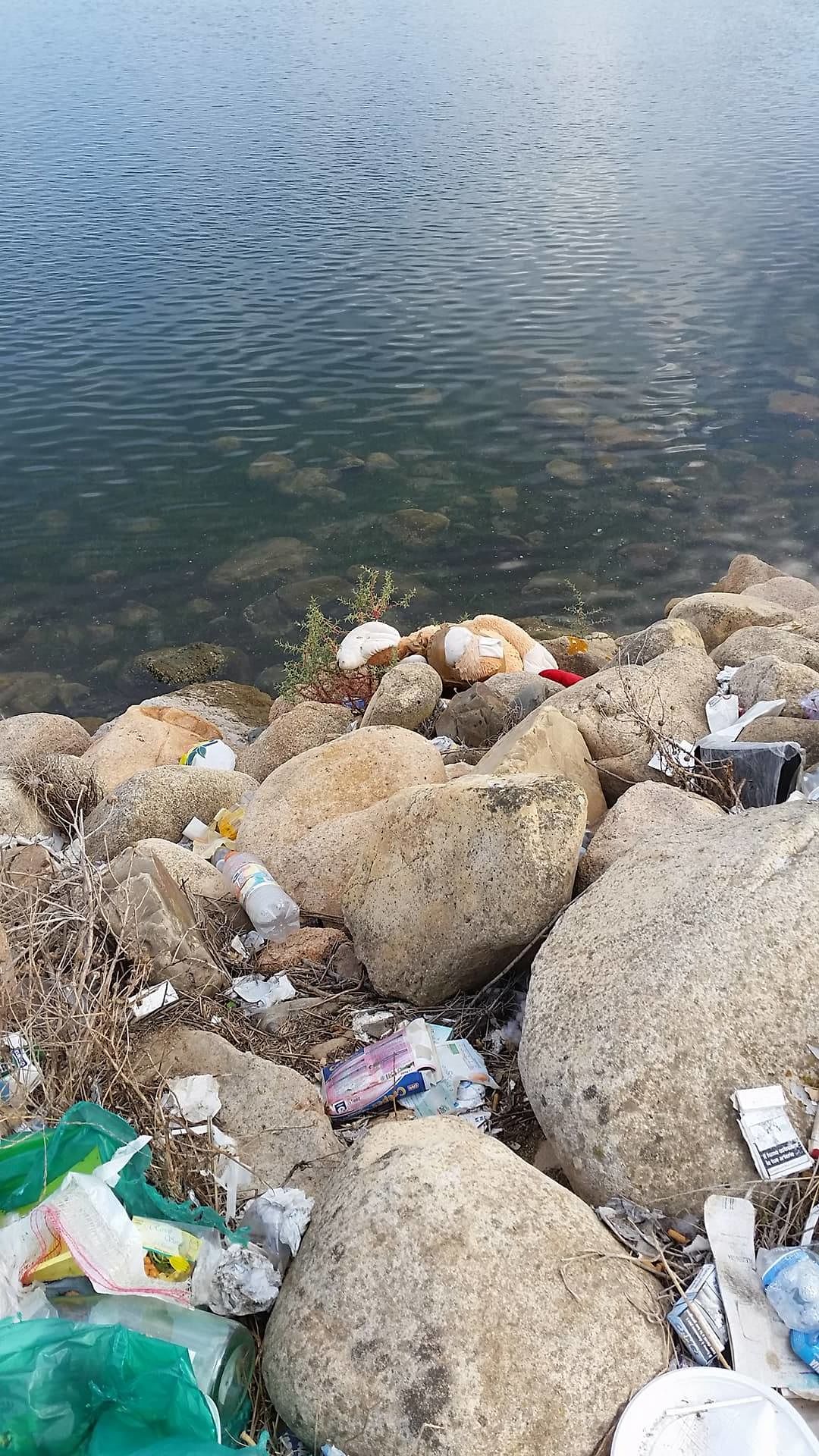 A Giorgino una discarica a cielo aperto, “c’è anche chi pesca tra i rifiuti”