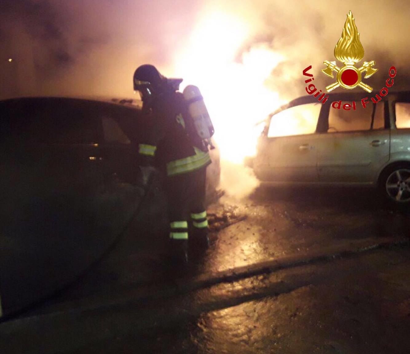 Budoni, due auto a fuoco nella notte: probabile matrice dolosa