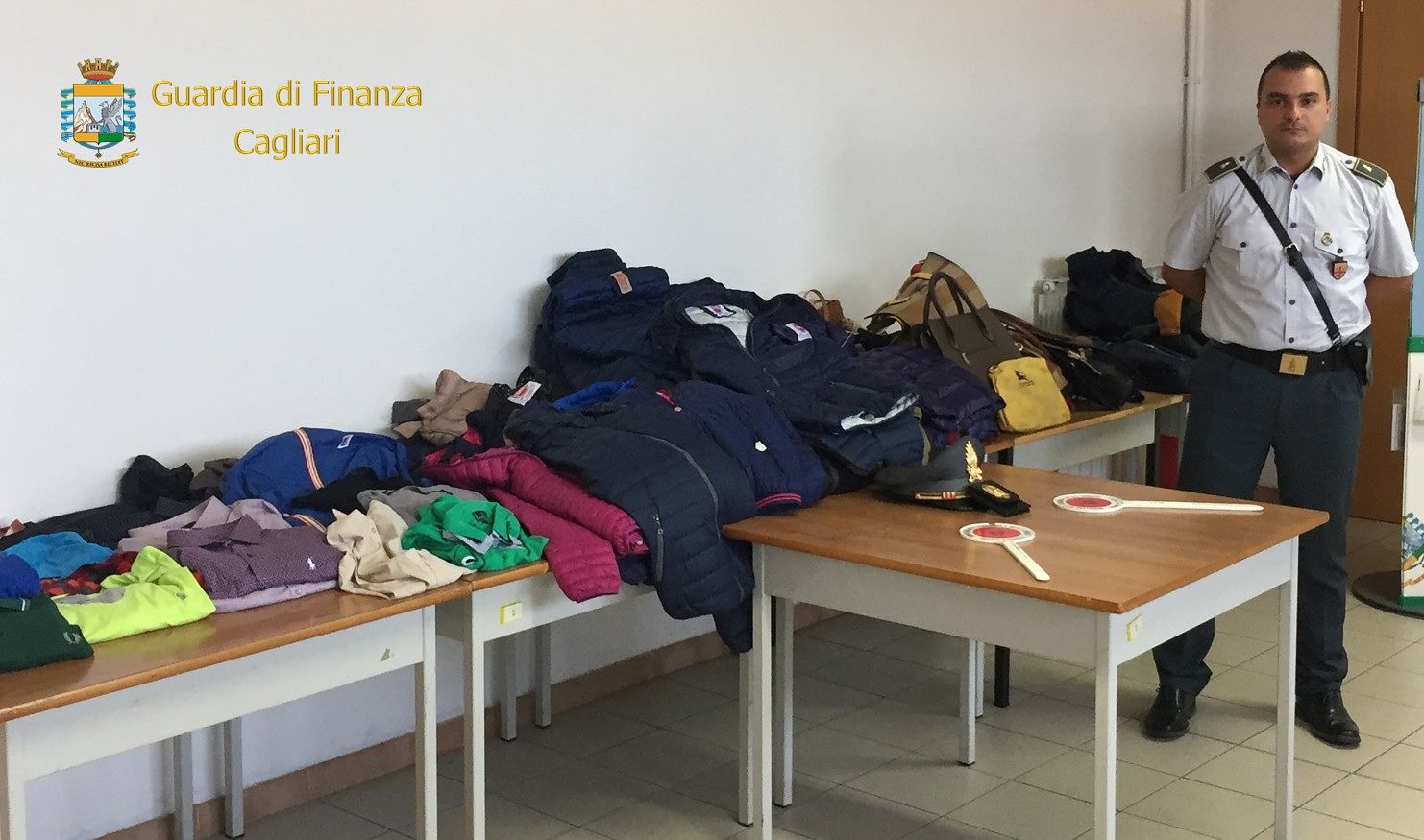 Contraffazione, blitz delle Fiamme Gialle a spiaggia Campana