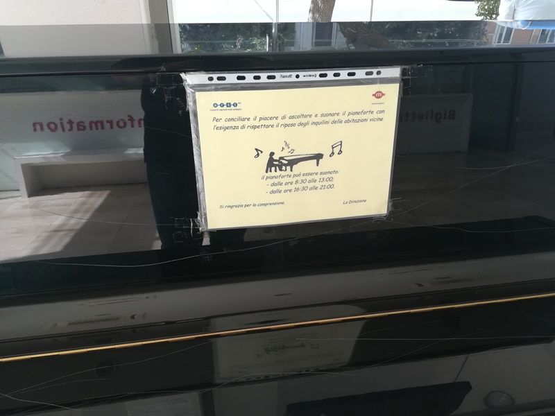 Piazza Repubblica, lucchetto al pianoforte della metro: “Residenti disturbati dal suono”