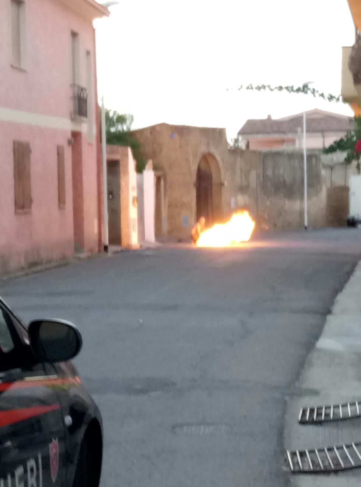 Barrali, minaccia moglie e figlie con un’accetta e i carabinieri con un fornello