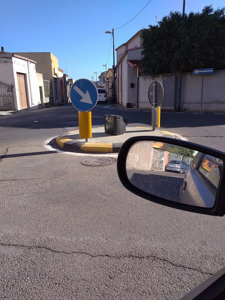 “Uta, ecco il maxischermo per vedere gli Azzurri: in mezzo a una rotonda”