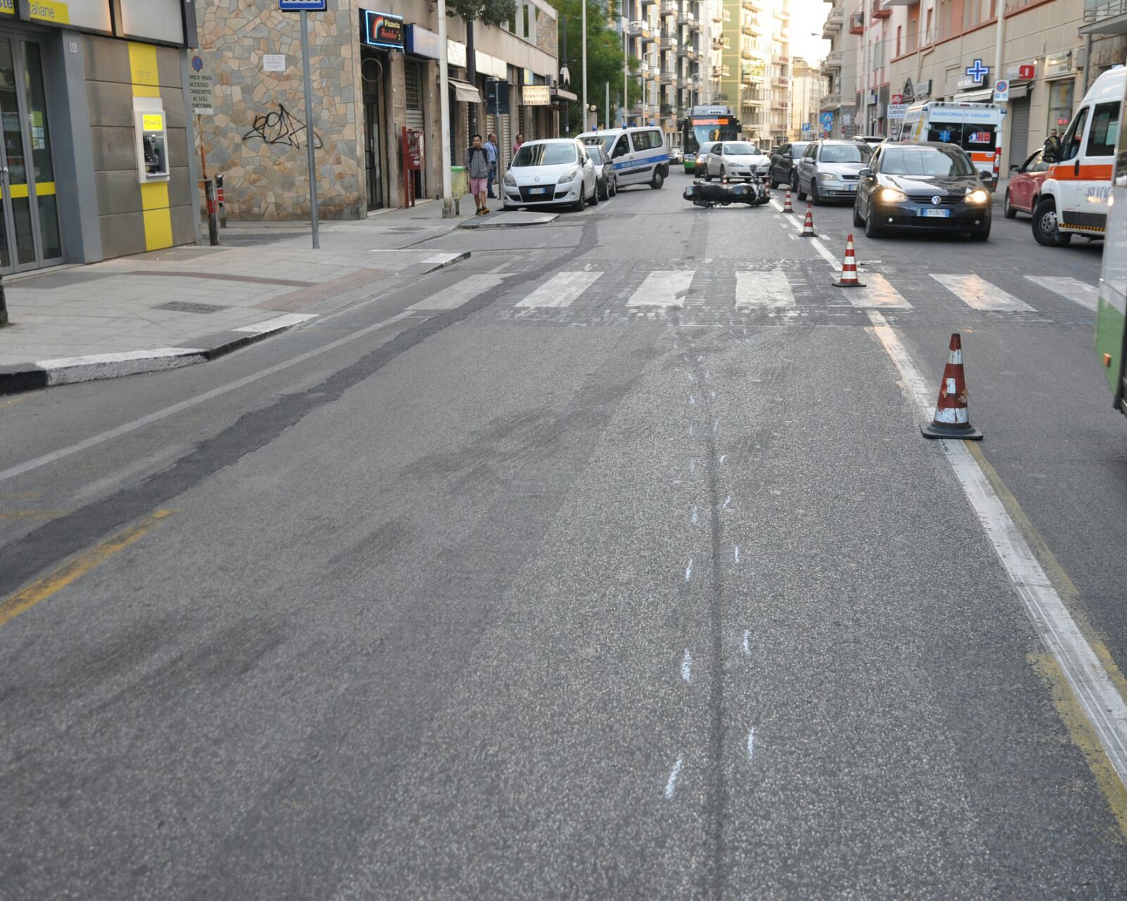 Via San Benedetto: moto perde il controllo, si rovescia e colpisce un pedone