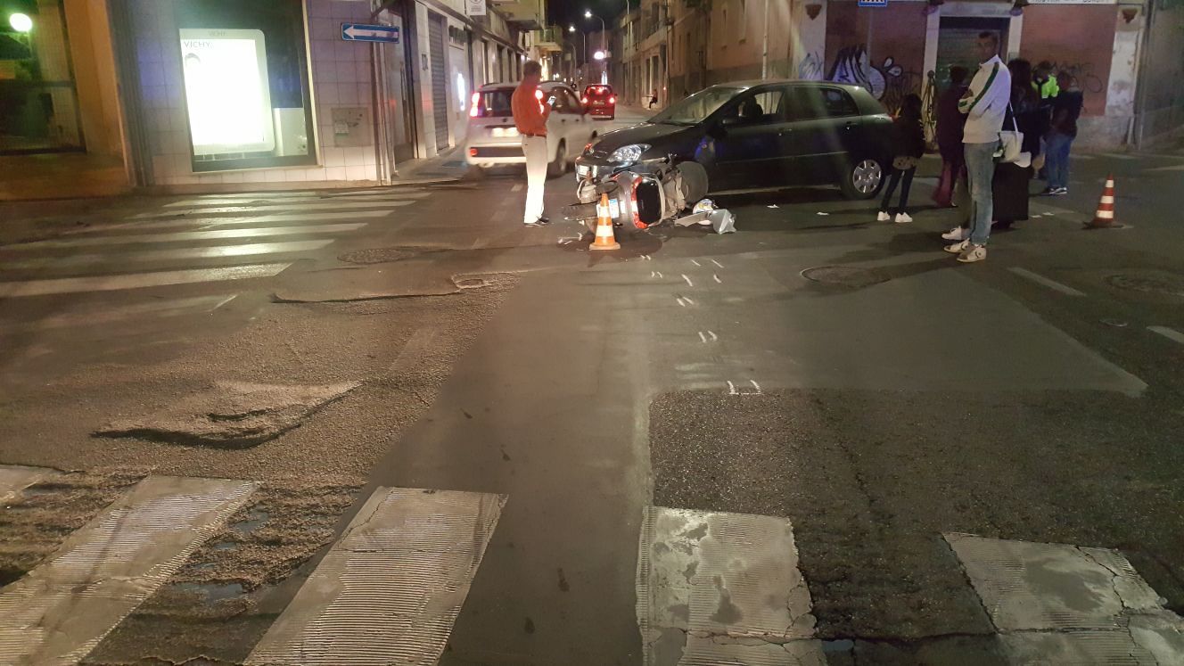 Via Santa Maria Chiara, schianto tra una Corolla e una moto: centauro in ospedale