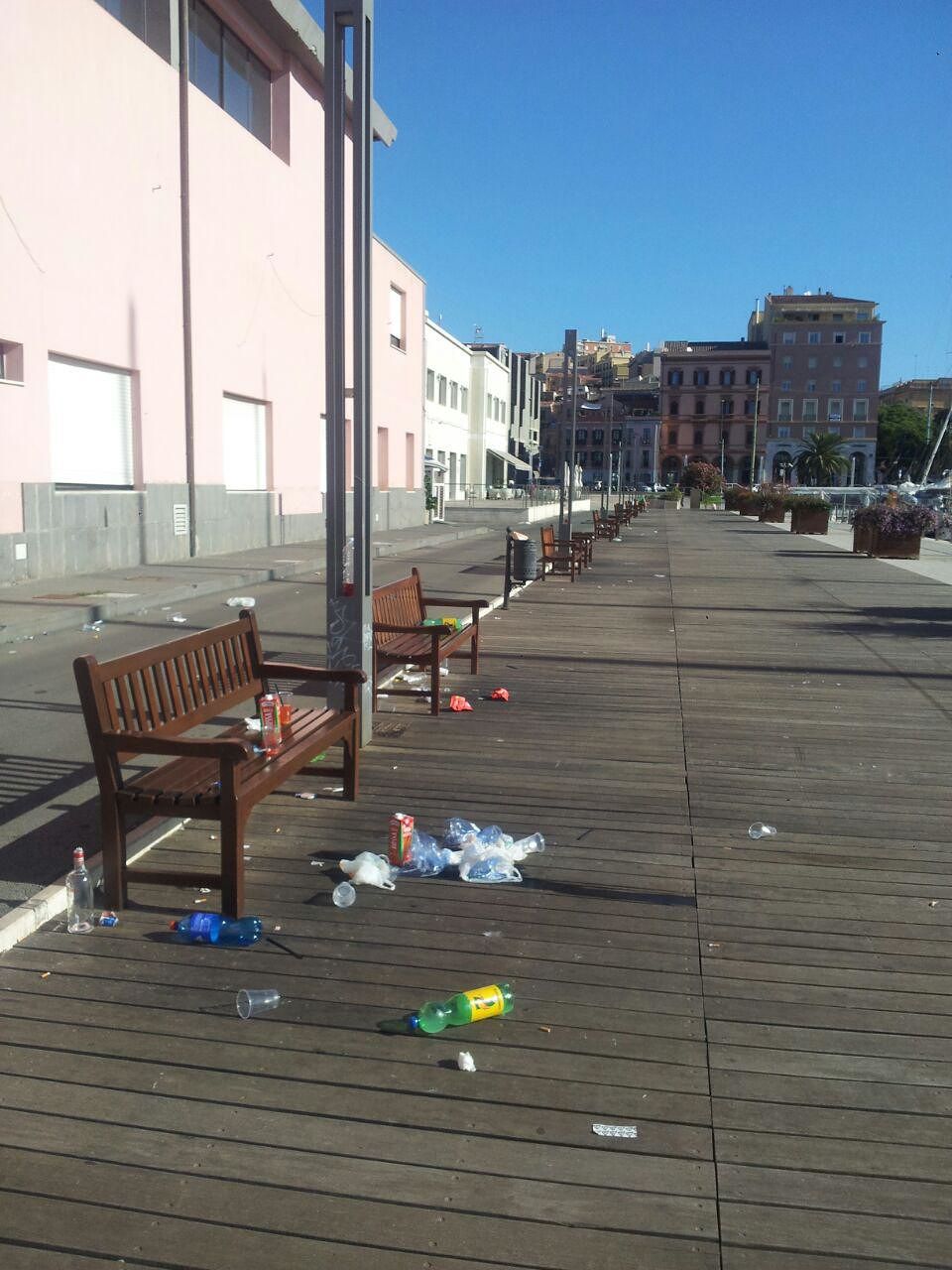  I super cafoni degli alcolici imbrattano il porto di Cagliari nella notte