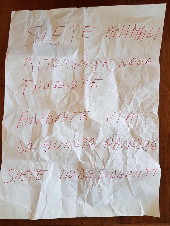 Via Sonnino, assurdo cartello razzista contro i filippini: “Animali, tornate nelle foreste”