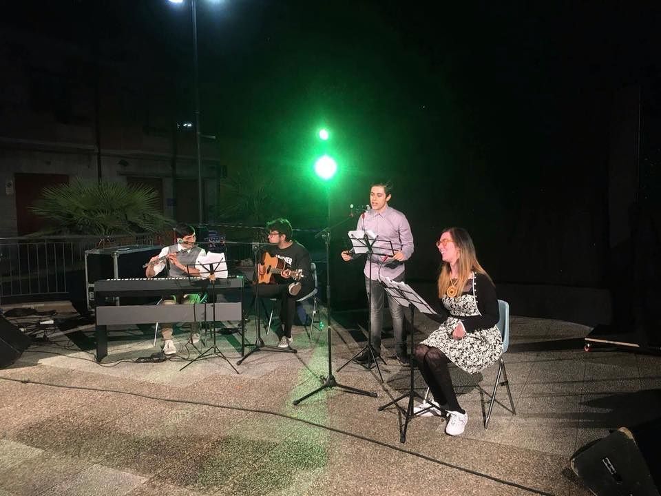 La poesia speciale in piazza che incanta Monserrato con parole penetranti