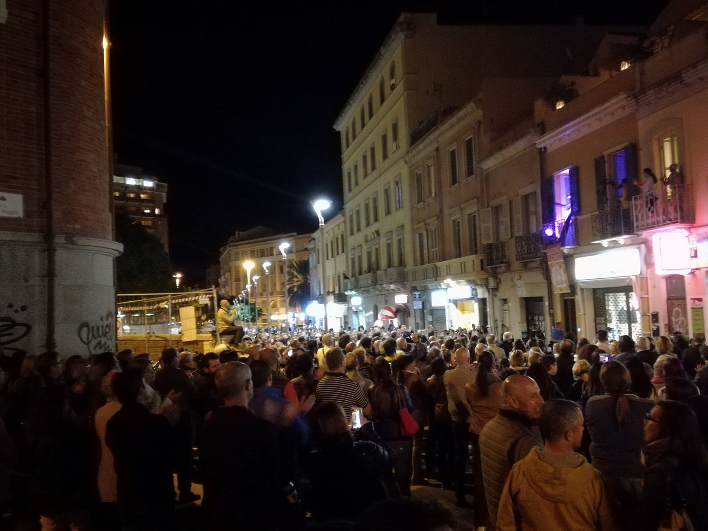 Cagliari, in centinaia per la musica dai balconi nella nuova piazza Garibaldi